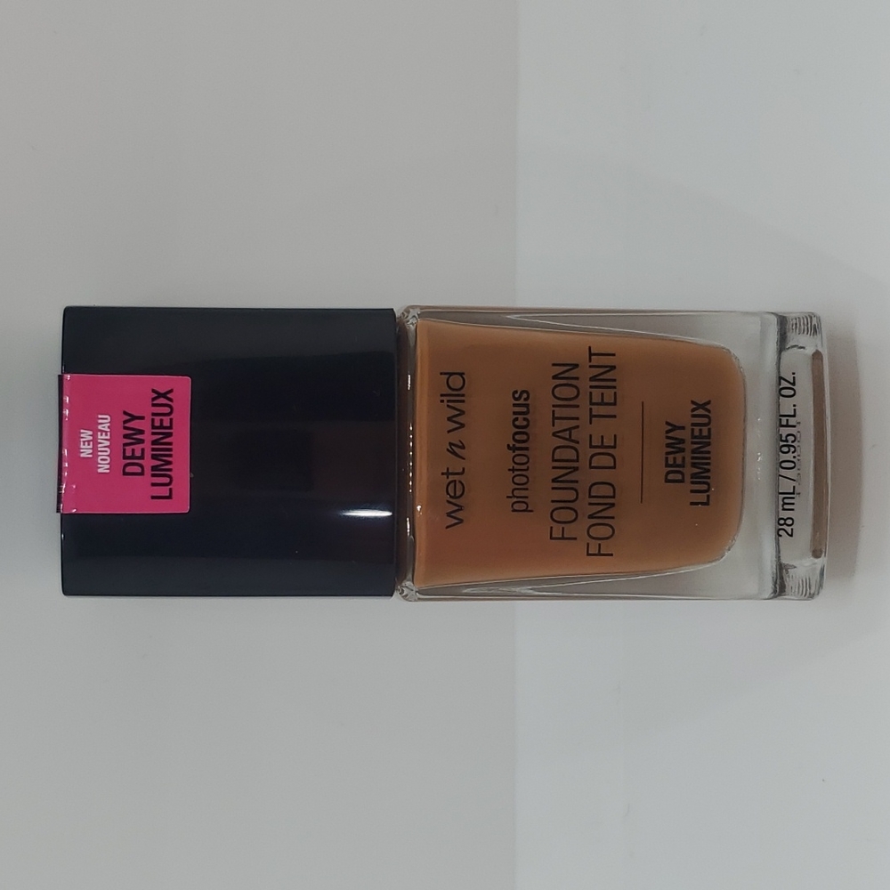 BNIB Wet N Wild PhotoFocus Dewy Foundation "Golden Almond"